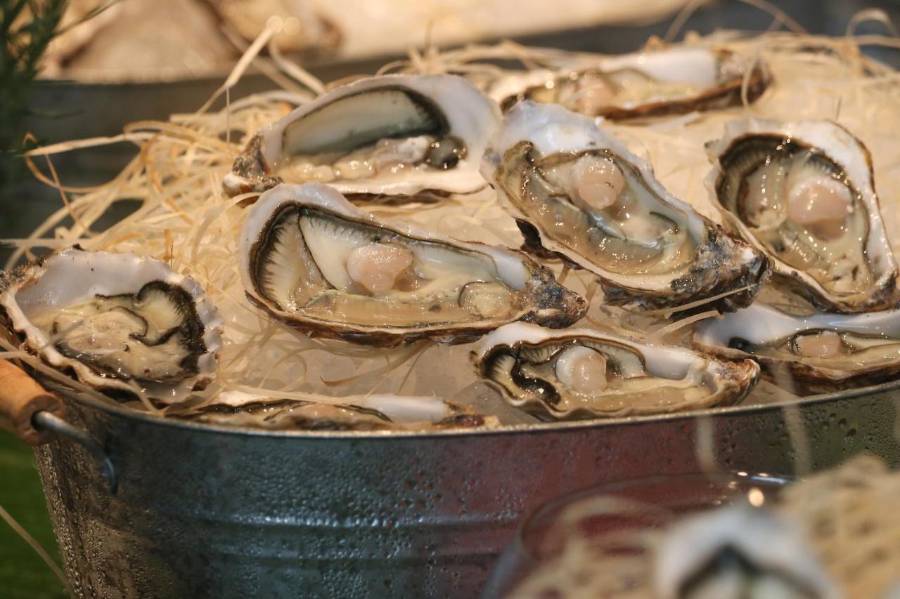 Chatrium Grand Bangkok Eksteriør bilde Oysters on ice