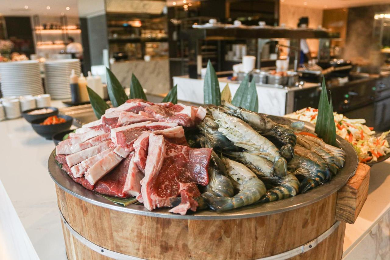 Chatrium Grand Bangkok Eksteriør bilde A selection of fresh meat and seafood at a buffet