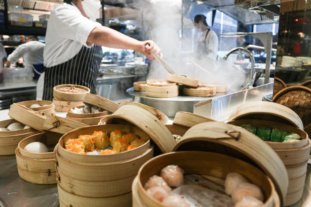 Chatrium Grand Bangkok Eksteriør bilde Dim sum being prepared in a restaurant