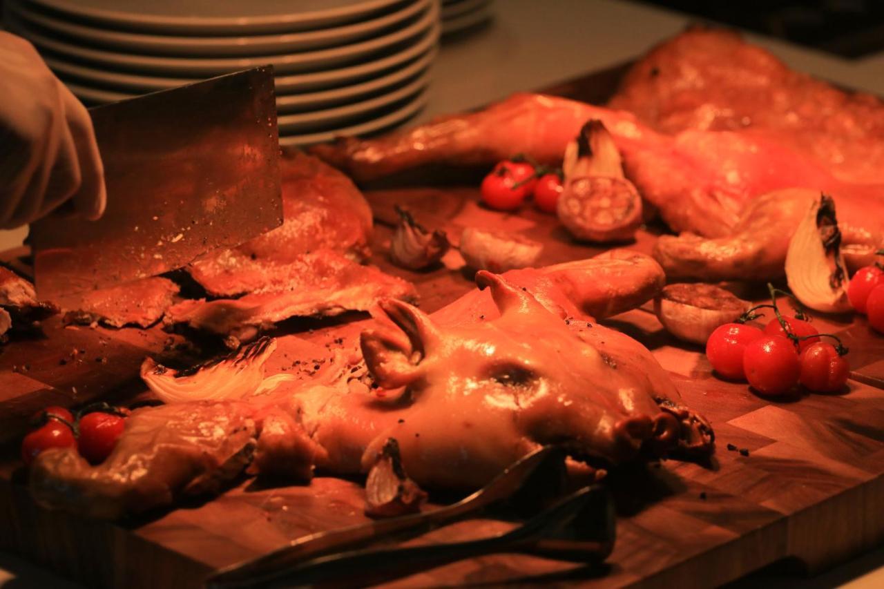 Chatrium Grand Bangkok Eksteriør bilde A carving station with roast chicken