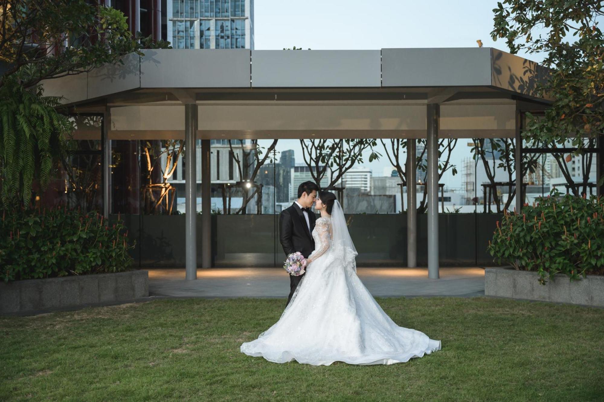Chatrium Grand Bangkok Eksteriør bilde A Thai couple in wedding attire