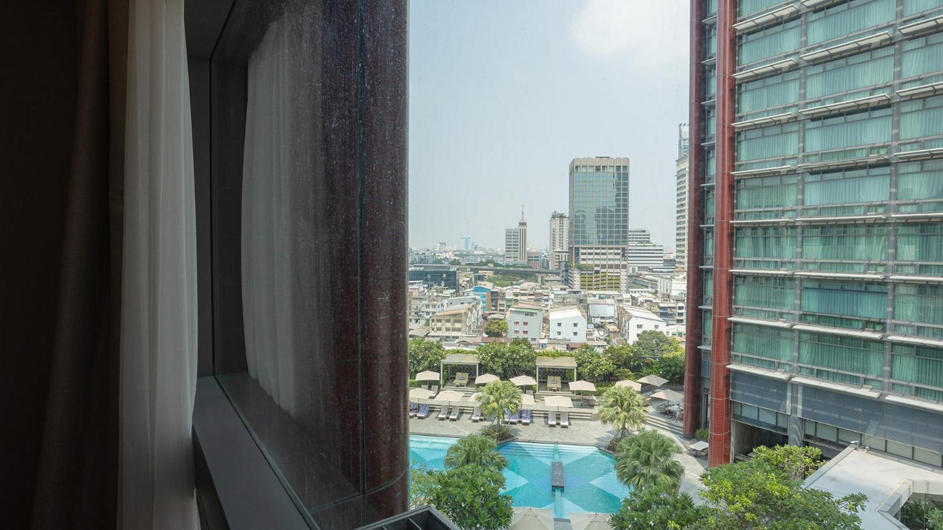 Chatrium Grand Bangkok Eksteriør bilde View of the pool