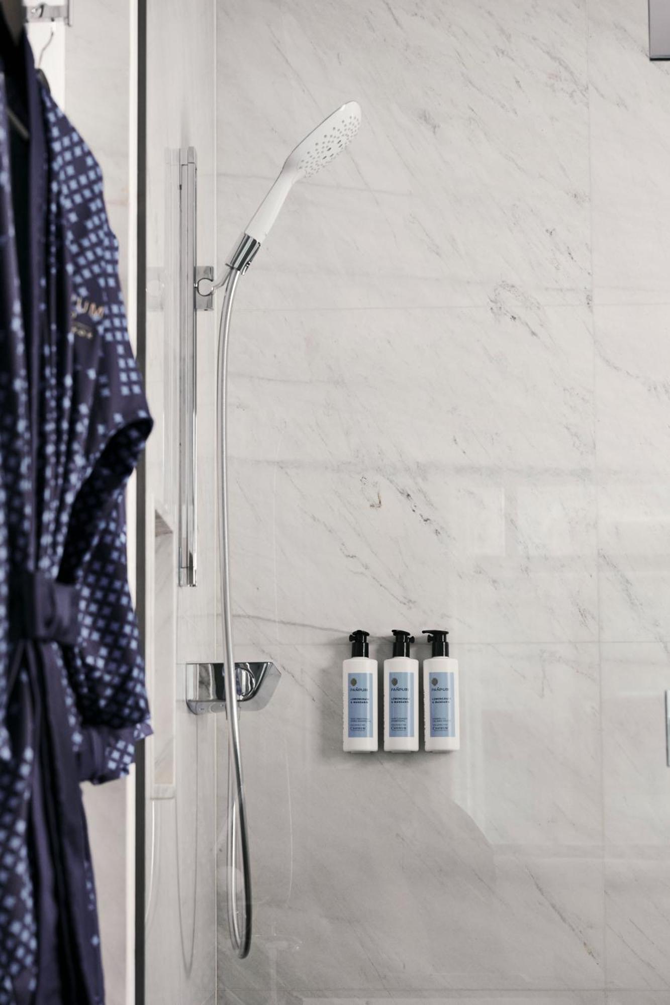 Chatrium Grand Bangkok Eksteriør bilde A shower