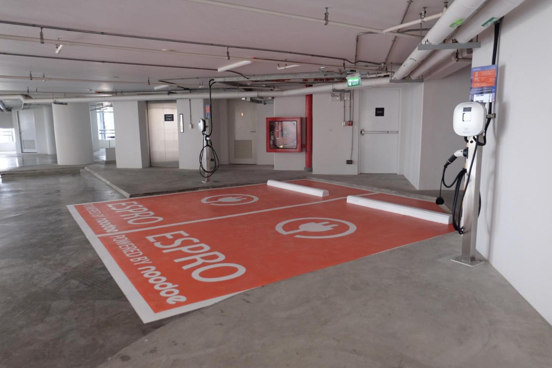 Chatrium Grand Bangkok Eksteriør bilde Charging station for electric cars